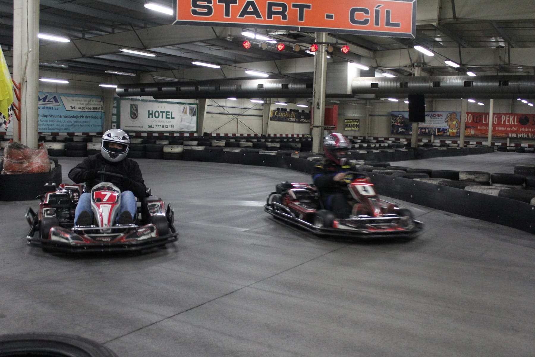 Dvě motokáry v zatáčce na dráze A-Kart Arena Litomyšl